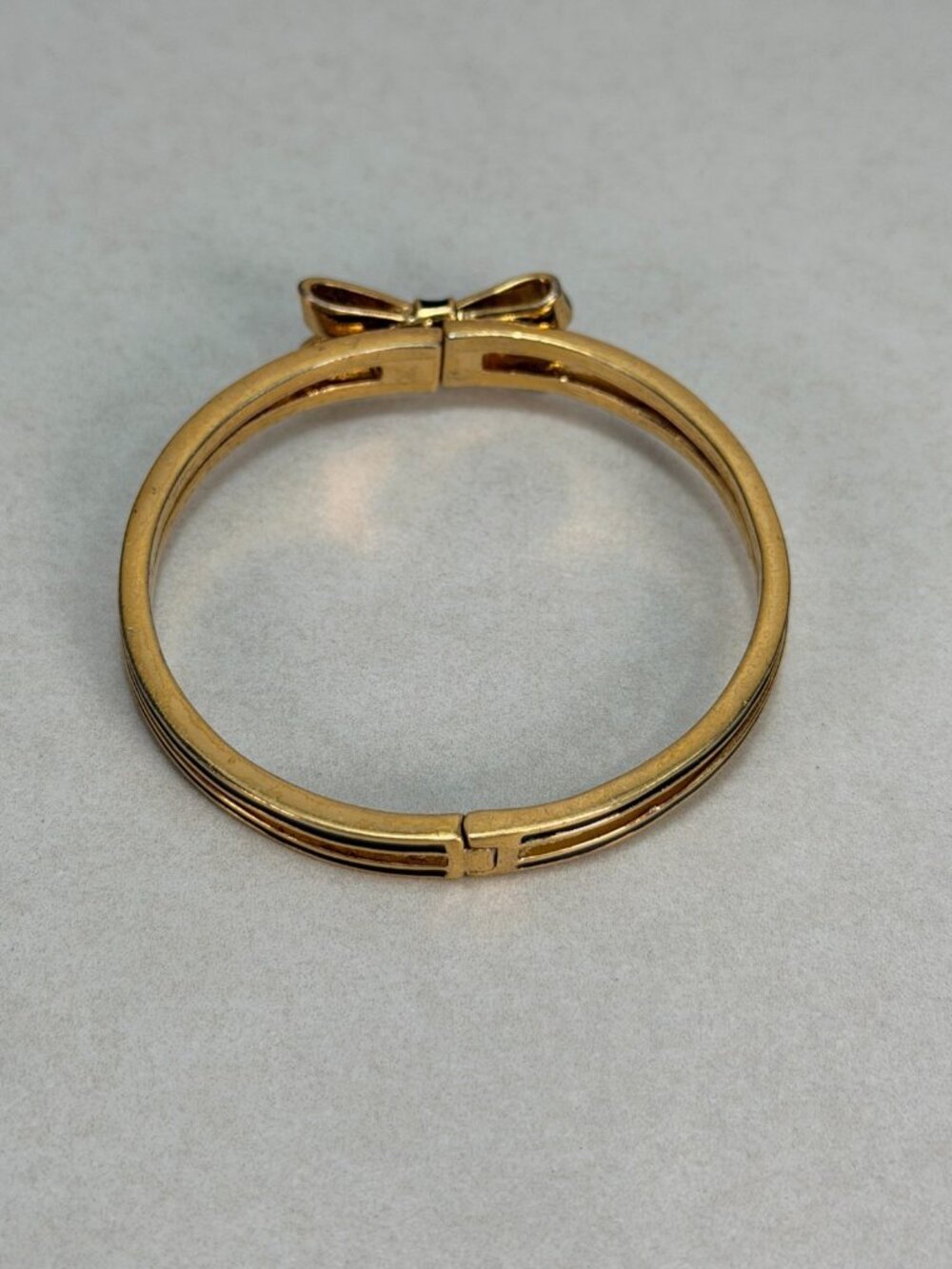 Kate Spade New York Black Enamel Bow Magnetic Hinged Bangle Bracelet Gold Tone - Picture 5 of 6